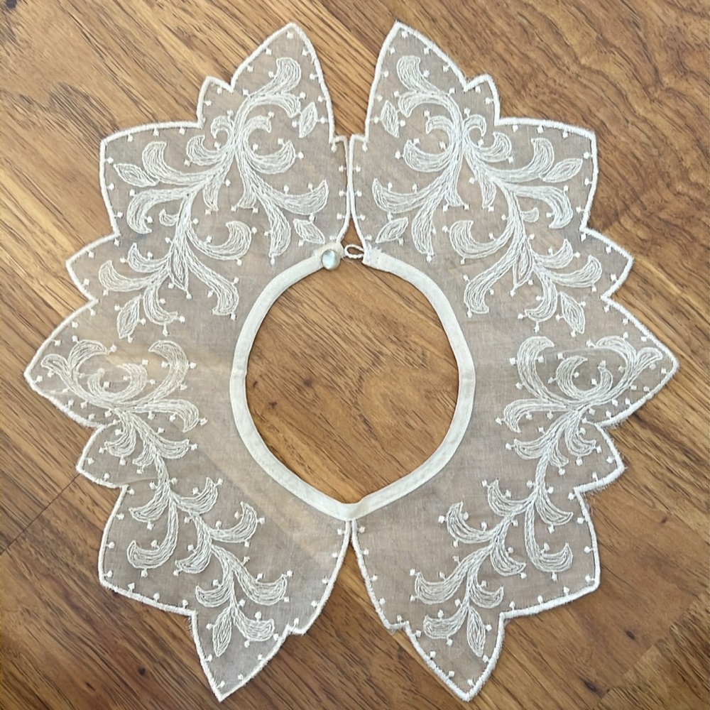 Vintage Lace Embroidered Collar With Button